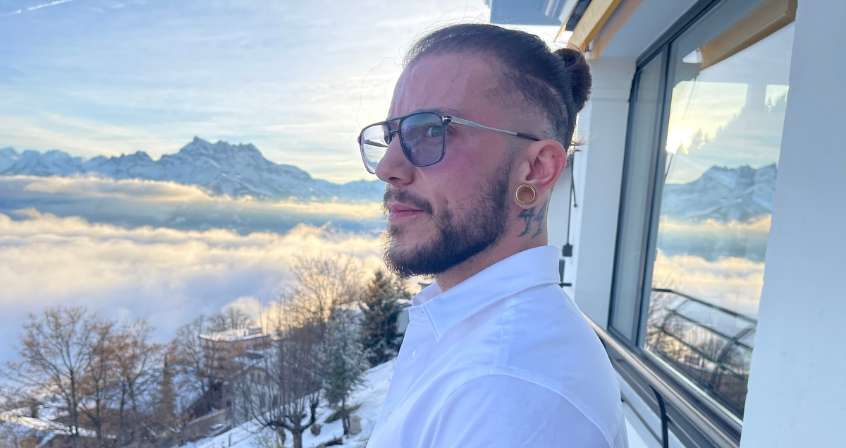 Derek, fondateur de Let's Share, dans les Alpes valaisannes